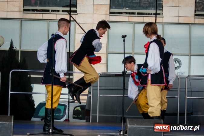 Zdjęcie w galerii na portalu naszraciborz.pl: Niedzielne występy artystyczne podczas Jarmarku Wielkanocnego wiadomości z regionu
