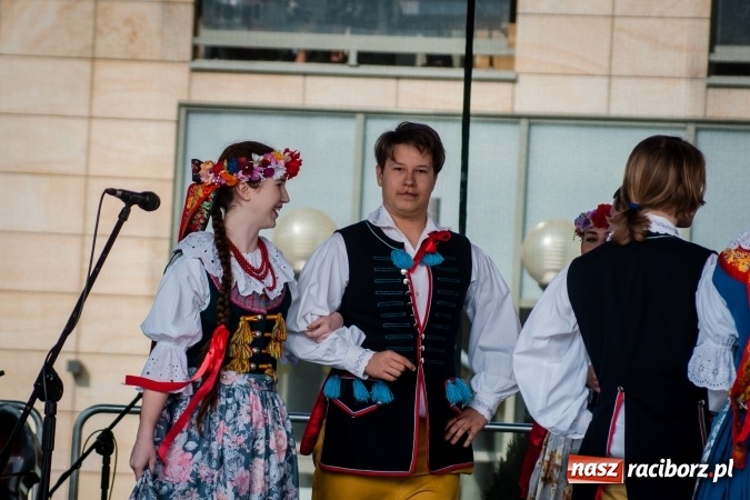 Zdjęcie w galerii na portalu naszraciborz.pl: Niedzielne występy artystyczne podczas Jarmarku Wielkanocnego wiadomości z regionu