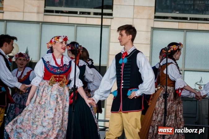 Zdjęcie w galerii na portalu naszraciborz.pl: Niedzielne występy artystyczne podczas Jarmarku Wielkanocnego wiadomości z regionu