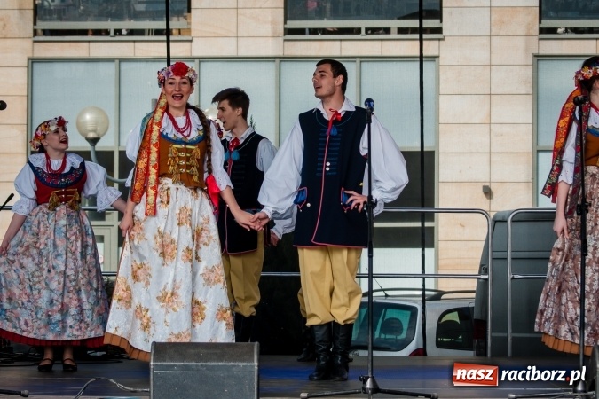 Zdjęcie w galerii na portalu naszraciborz.pl: Niedzielne występy artystyczne podczas Jarmarku Wielkanocnego wiadomości z regionu