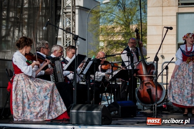 Zdjęcie w galerii na portalu naszraciborz.pl: Niedzielne występy artystyczne podczas Jarmarku Wielkanocnego wiadomości z regionu