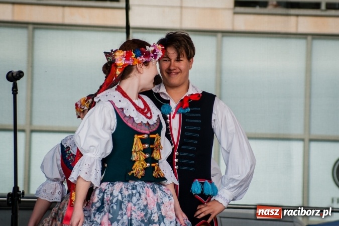 Zdjęcie w galerii na portalu naszraciborz.pl: Niedzielne występy artystyczne podczas Jarmarku Wielkanocnego wiadomości z regionu