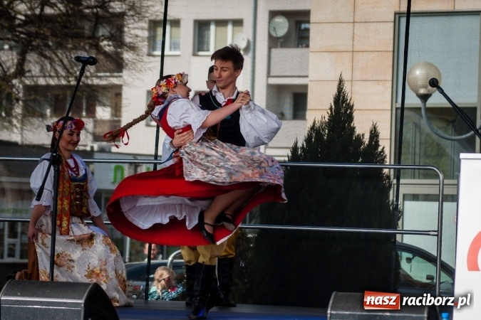 Zdjęcie w galerii na portalu naszraciborz.pl: Niedzielne występy artystyczne podczas Jarmarku Wielkanocnego wiadomości z regionu