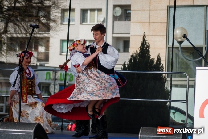 Zdjęcie w galerii na portalu naszraciborz.pl: Niedzielne występy artystyczne podczas Jarmarku Wielkanocnego wiadomości z regionu