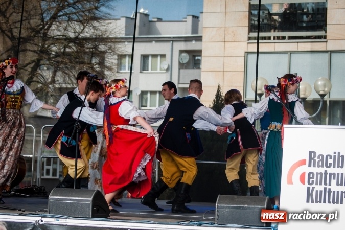 Zdjęcie w galerii na portalu naszraciborz.pl: Niedzielne występy artystyczne podczas Jarmarku Wielkanocnego wiadomości z regionu