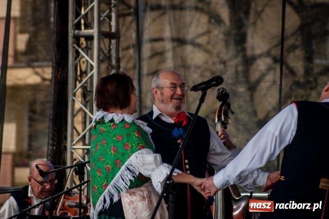 Zdjęcie w galerii na portalu naszraciborz.pl: Niedzielne występy artystyczne podczas Jarmarku Wielkanocnego wiadomości z regionu