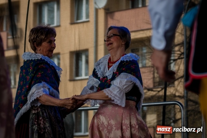 Zdjęcie w galerii na portalu naszraciborz.pl: Niedzielne występy artystyczne podczas Jarmarku Wielkanocnego wiadomości z regionu