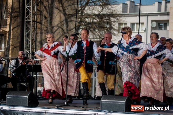 Zdjęcie w galerii na portalu naszraciborz.pl: Niedzielne występy artystyczne podczas Jarmarku Wielkanocnego wiadomości z regionu