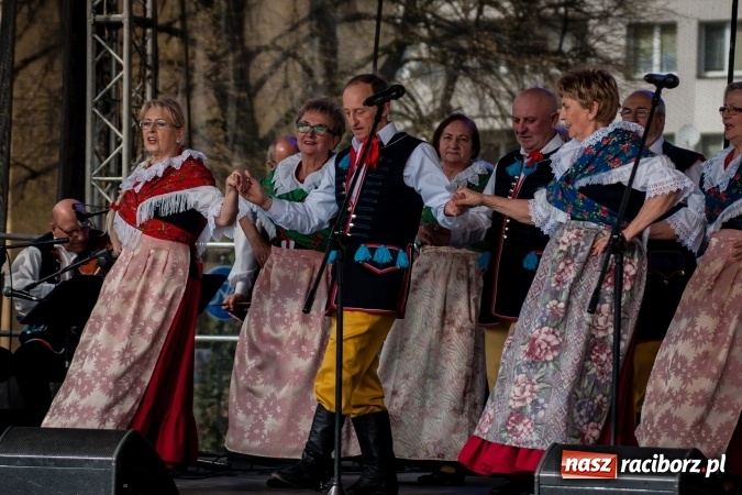 Zdjęcie w galerii na portalu naszraciborz.pl: Niedzielne występy artystyczne podczas Jarmarku Wielkanocnego wiadomości z regionu