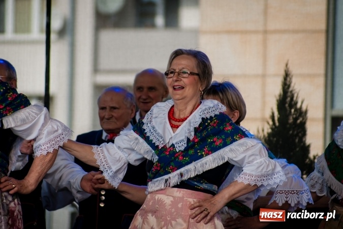 Zdjęcie w galerii na portalu naszraciborz.pl: Niedzielne występy artystyczne podczas Jarmarku Wielkanocnego wiadomości z regionu