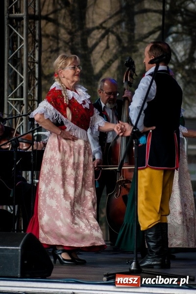 Zdjęcie w galerii na portalu naszraciborz.pl: Niedzielne występy artystyczne podczas Jarmarku Wielkanocnego wiadomości z regionu