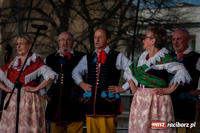 Zdjęcie w galerii na portalu naszraciborz.pl: Niedzielne występy artystyczne podczas Jarmarku Wielkanocnego wiadomości z regionu
