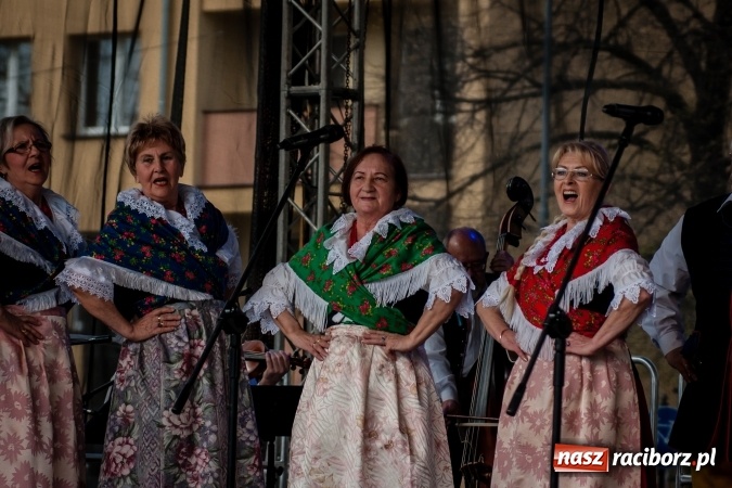 Zdjęcie w galerii na portalu naszraciborz.pl: Niedzielne występy artystyczne podczas Jarmarku Wielkanocnego wiadomości z regionu