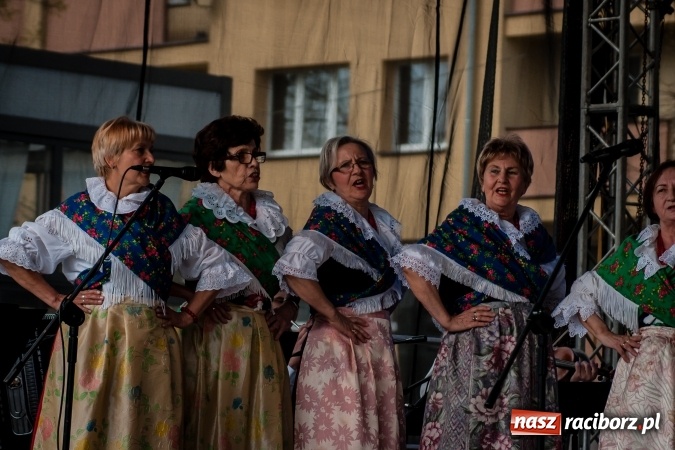Zdjęcie w galerii na portalu naszraciborz.pl: Niedzielne występy artystyczne podczas Jarmarku Wielkanocnego wiadomości z regionu