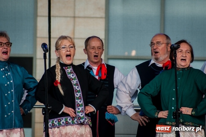 Zdjęcie w galerii na portalu naszraciborz.pl: Niedzielne występy artystyczne podczas Jarmarku Wielkanocnego wiadomości z regionu
