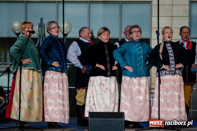 Zdjęcie w galerii na portalu naszraciborz.pl: Niedzielne występy artystyczne podczas Jarmarku Wielkanocnego wiadomości z regionu