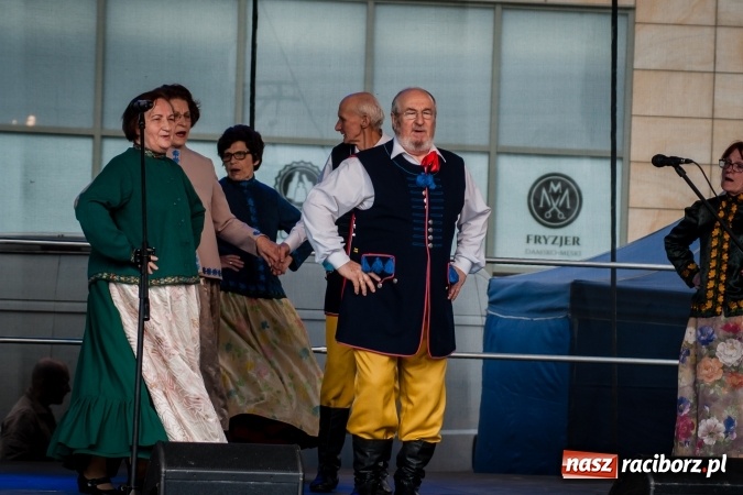 Zdjęcie w galerii na portalu naszraciborz.pl: Niedzielne występy artystyczne podczas Jarmarku Wielkanocnego wiadomości z regionu