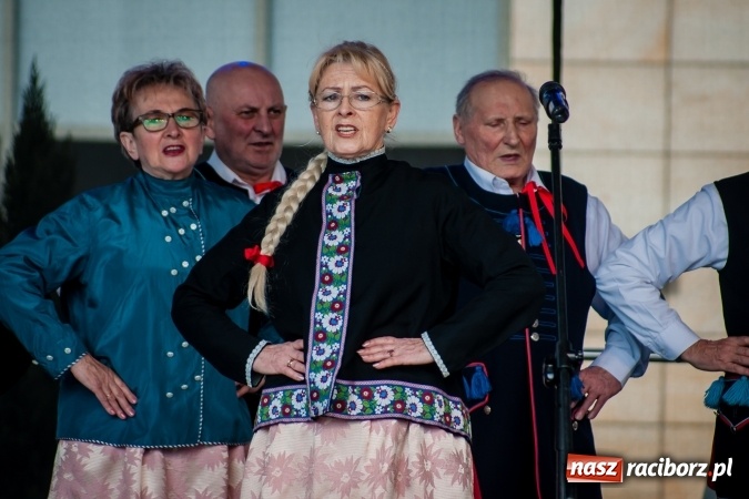 Zdjęcie w galerii na portalu naszraciborz.pl: Niedzielne występy artystyczne podczas Jarmarku Wielkanocnego wiadomości z regionu