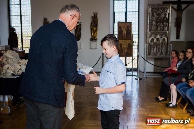 Zdjęcie w galerii na portalu naszraciborz.pl: Najładniejsze pisanki, palmy i kartki wielkanocne nagrodzono w Muzeum wiadomości z regionu