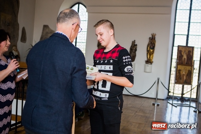 Zdjęcie w galerii na portalu naszraciborz.pl: Najładniejsze pisanki, palmy i kartki wielkanocne nagrodzono w Muzeum wiadomości z regionu
