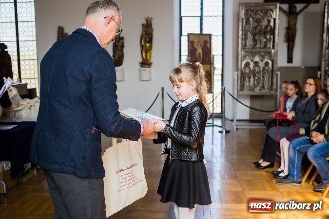Zdjęcie w galerii na portalu naszraciborz.pl: Najładniejsze pisanki, palmy i kartki wielkanocne nagrodzono w Muzeum wiadomości z regionu
