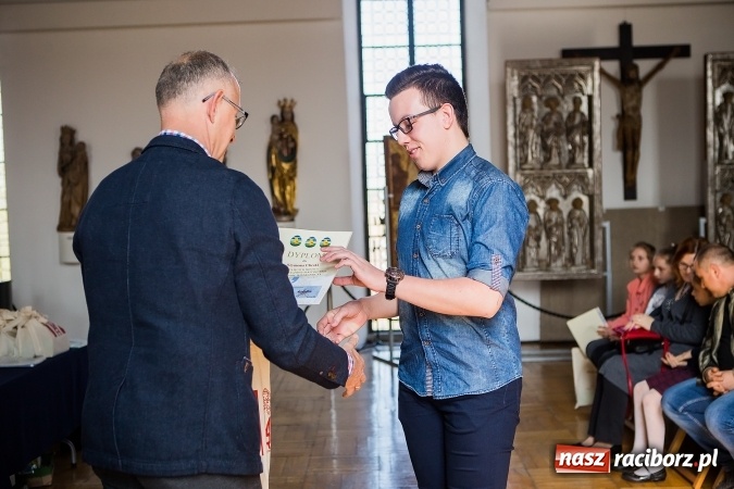 Zdjęcie w galerii na portalu naszraciborz.pl: Najładniejsze pisanki, palmy i kartki wielkanocne nagrodzono w Muzeum wiadomości z regionu