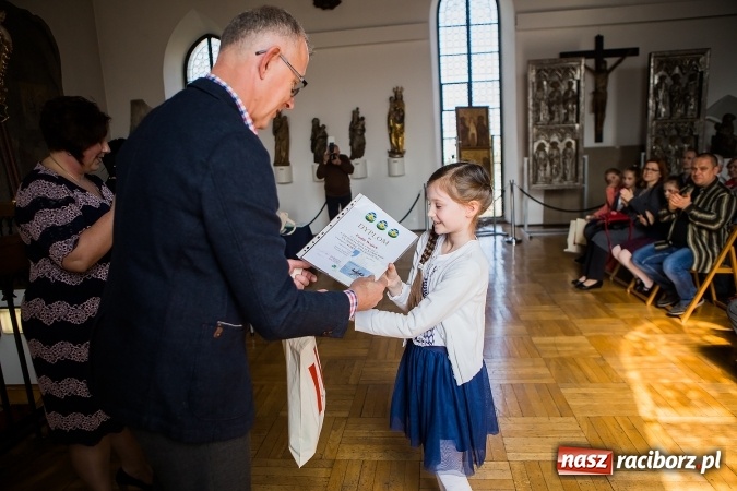 Zdjęcie w galerii na portalu naszraciborz.pl: Najładniejsze pisanki, palmy i kartki wielkanocne nagrodzono w Muzeum wiadomości z regionu