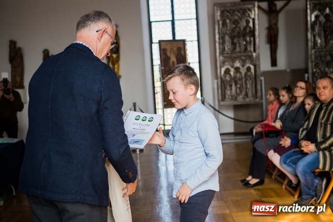 Zdjęcie w galerii na portalu naszraciborz.pl: Najładniejsze pisanki, palmy i kartki wielkanocne nagrodzono w Muzeum wiadomości z regionu