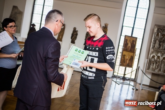 Zdjęcie w galerii na portalu naszraciborz.pl: Najładniejsze pisanki, palmy i kartki wielkanocne nagrodzono w Muzeum wiadomości z regionu