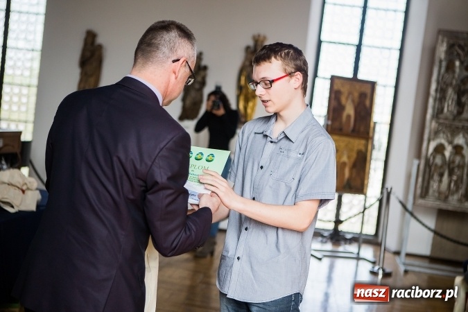 Zdjęcie w galerii na portalu naszraciborz.pl: Najładniejsze pisanki, palmy i kartki wielkanocne nagrodzono w Muzeum wiadomości z regionu