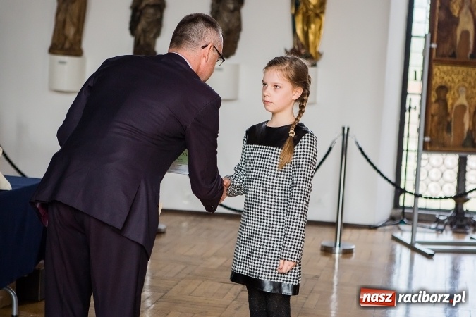 Zdjęcie w galerii na portalu naszraciborz.pl: Najładniejsze pisanki, palmy i kartki wielkanocne nagrodzono w Muzeum wiadomości z regionu