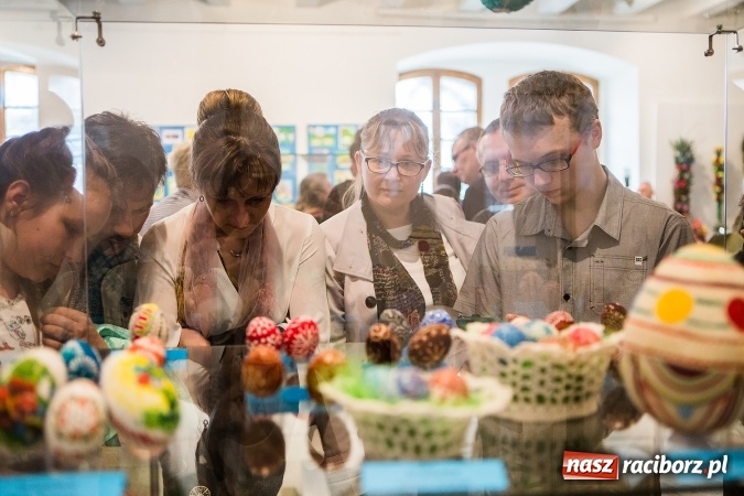 Zdjęcie w galerii na portalu naszraciborz.pl: Najładniejsze pisanki, palmy i kartki wielkanocne nagrodzono w Muzeum wiadomości z regionu