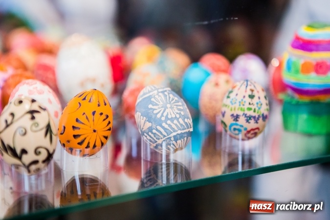 Zdjęcie w galerii na portalu naszraciborz.pl: Najładniejsze pisanki, palmy i kartki wielkanocne nagrodzono w Muzeum wiadomości z regionu