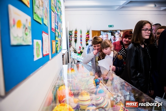 Zdjęcie w galerii na portalu naszraciborz.pl: Najładniejsze pisanki, palmy i kartki wielkanocne nagrodzono w Muzeum wiadomości z regionu