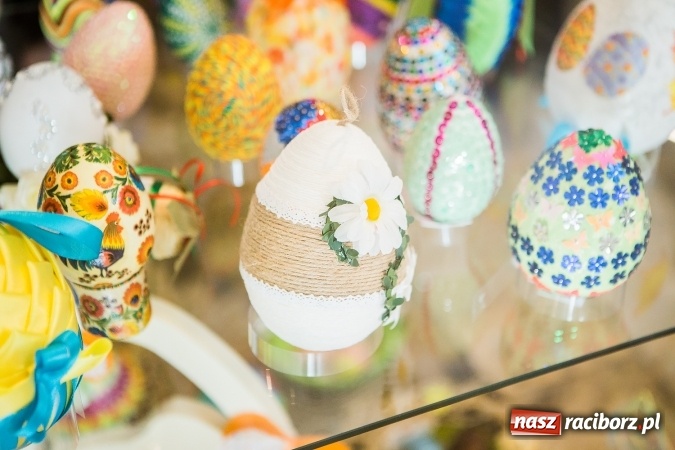 Zdjęcie w galerii na portalu naszraciborz.pl: Najładniejsze pisanki, palmy i kartki wielkanocne nagrodzono w Muzeum wiadomości z regionu