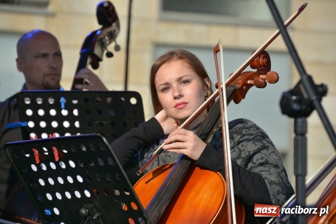 Zdjęcie w galerii na portalu naszraciborz.pl: Droga Krzyżowa w wykonaniu Gaudi Musicae na raciborskim Rynku  wiadomości z regionu