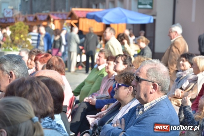 Zdjęcie w galerii na portalu naszraciborz.pl: Droga Krzyżowa w wykonaniu Gaudi Musicae na raciborskim Rynku  wiadomości z regionu