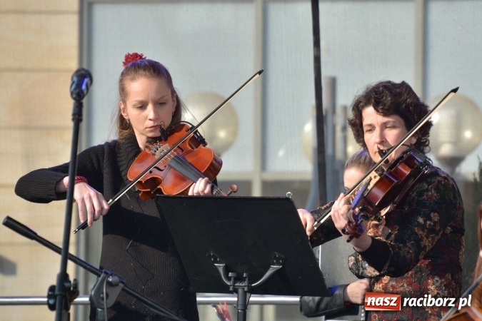 Zdjęcie w galerii na portalu naszraciborz.pl: Droga Krzyżowa w wykonaniu Gaudi Musicae na raciborskim Rynku  wiadomości z regionu