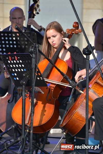 Zdjęcie w galerii na portalu naszraciborz.pl: Droga Krzyżowa w wykonaniu Gaudi Musicae na raciborskim Rynku  wiadomości z regionu