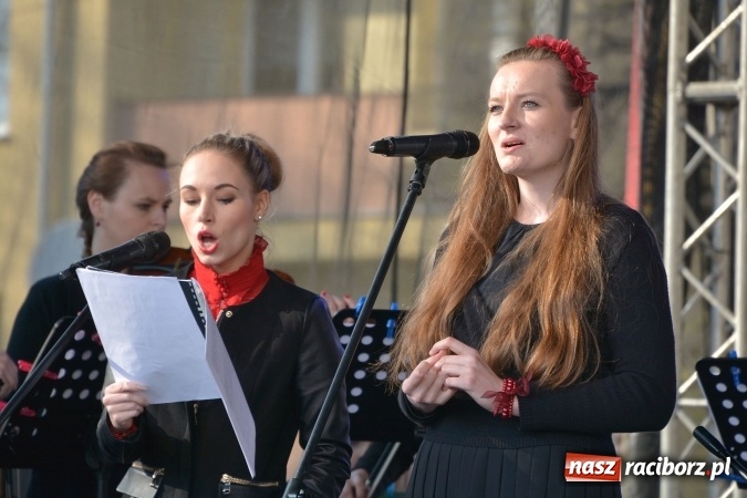 Zdjęcie w galerii na portalu naszraciborz.pl: Droga Krzyżowa w wykonaniu Gaudi Musicae na raciborskim Rynku  wiadomości z regionu