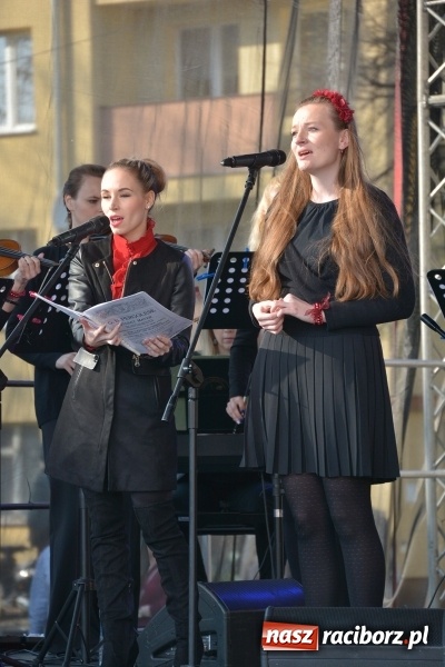 Zdjęcie w galerii na portalu naszraciborz.pl: Droga Krzyżowa w wykonaniu Gaudi Musicae na raciborskim Rynku  wiadomości z regionu