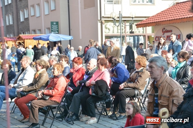 Zdjęcie w galerii na portalu naszraciborz.pl: Droga Krzyżowa w wykonaniu Gaudi Musicae na raciborskim Rynku  wiadomości z regionu