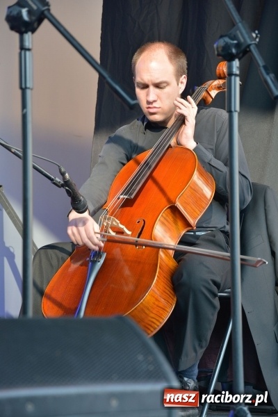 Zdjęcie w galerii na portalu naszraciborz.pl: Droga Krzyżowa w wykonaniu Gaudi Musicae na raciborskim Rynku  wiadomości z regionu