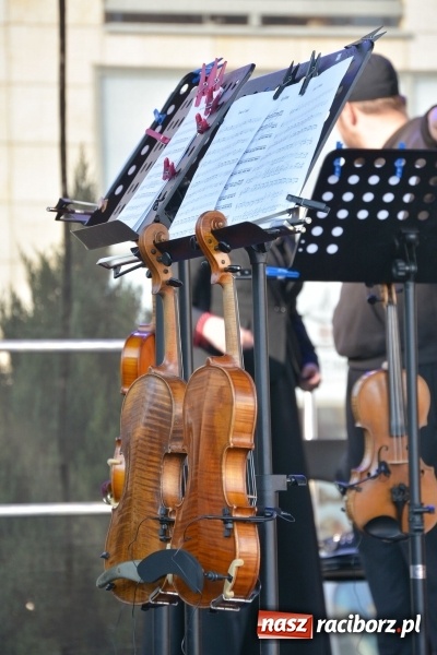 Zdjęcie w galerii na portalu naszraciborz.pl: Droga Krzyżowa w wykonaniu Gaudi Musicae na raciborskim Rynku  wiadomości z regionu