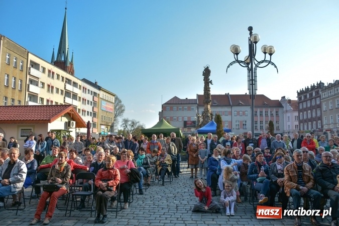 Zdjęcie w galerii na portalu naszraciborz.pl: Droga Krzyżowa w wykonaniu Gaudi Musicae na raciborskim Rynku  wiadomości z regionu