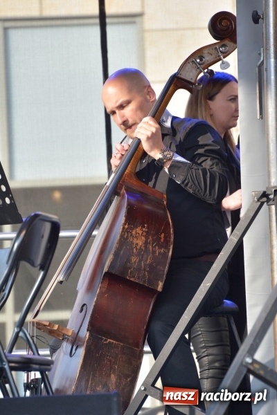 Zdjęcie w galerii na portalu naszraciborz.pl: Droga Krzyżowa w wykonaniu Gaudi Musicae na raciborskim Rynku  wiadomości z regionu