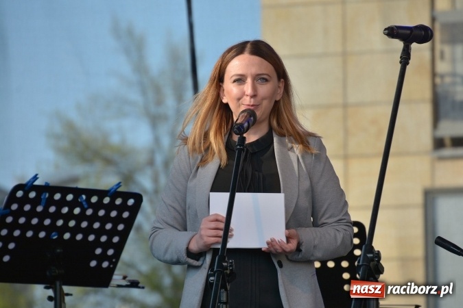 Zdjęcie w galerii na portalu naszraciborz.pl: Droga Krzyżowa w wykonaniu Gaudi Musicae na raciborskim Rynku  wiadomości z regionu