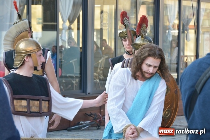 Zdjęcie w galerii na portalu naszraciborz.pl: Droga Krzyżowa w wykonaniu Gaudi Musicae na raciborskim Rynku  wiadomości z regionu