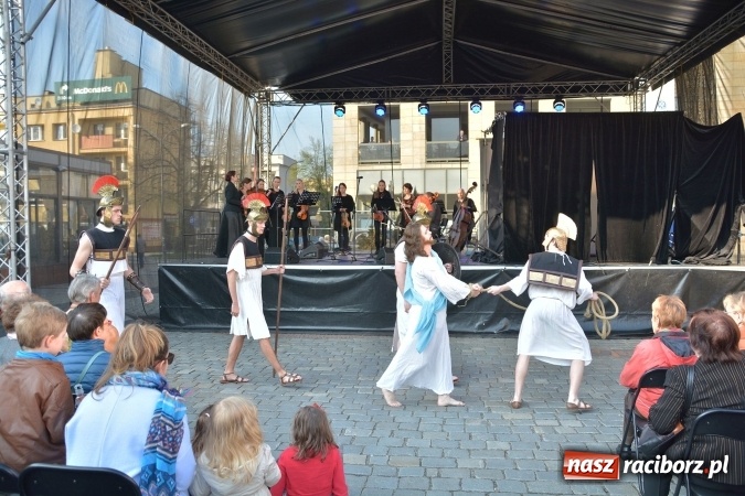 Zdjęcie w galerii na portalu naszraciborz.pl: Droga Krzyżowa w wykonaniu Gaudi Musicae na raciborskim Rynku  wiadomości z regionu