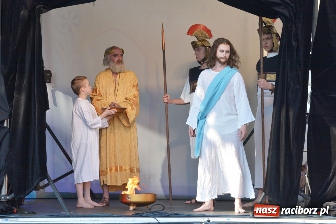 Zdjęcie w galerii na portalu naszraciborz.pl: Droga Krzyżowa w wykonaniu Gaudi Musicae na raciborskim Rynku  wiadomości z regionu